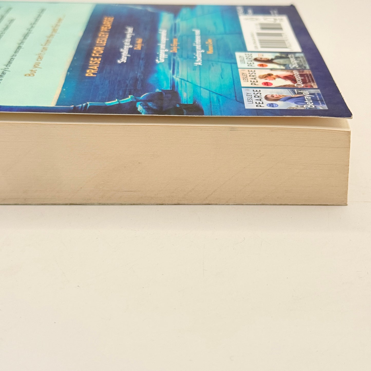 The Girl with the Suitcase by Lesley Pearse