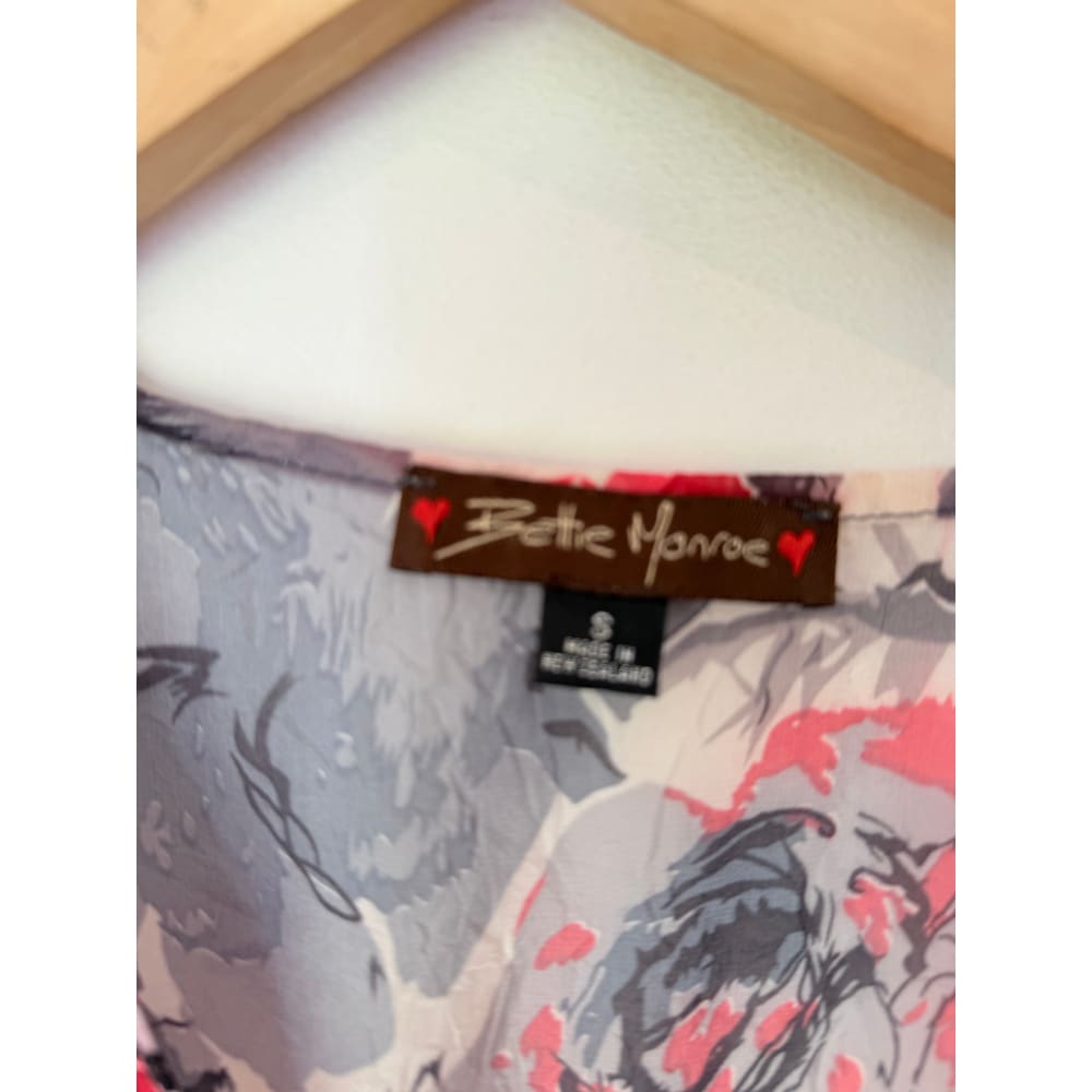 Bettie monroe (nz) size s red & grey rose floral wrap dress - dresses condition: used - top women’s apparel