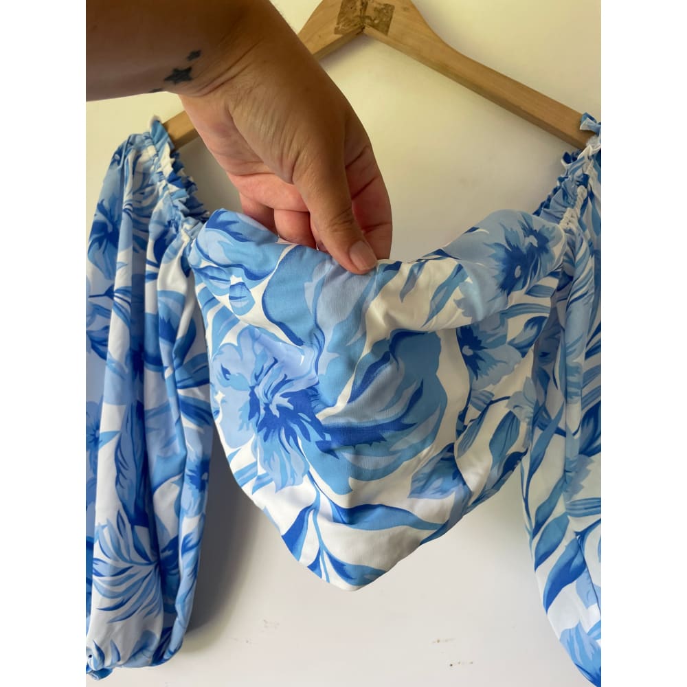 Ruby sees size 10 ruffled floral crop top - crop tops condition: used - top women’s apparel