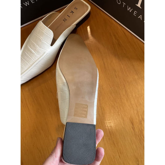 Skin footwear size 40 iowa leather flat mules in white croc - 8-8.5 / 39 - flats clothing & fashion - flats women’s