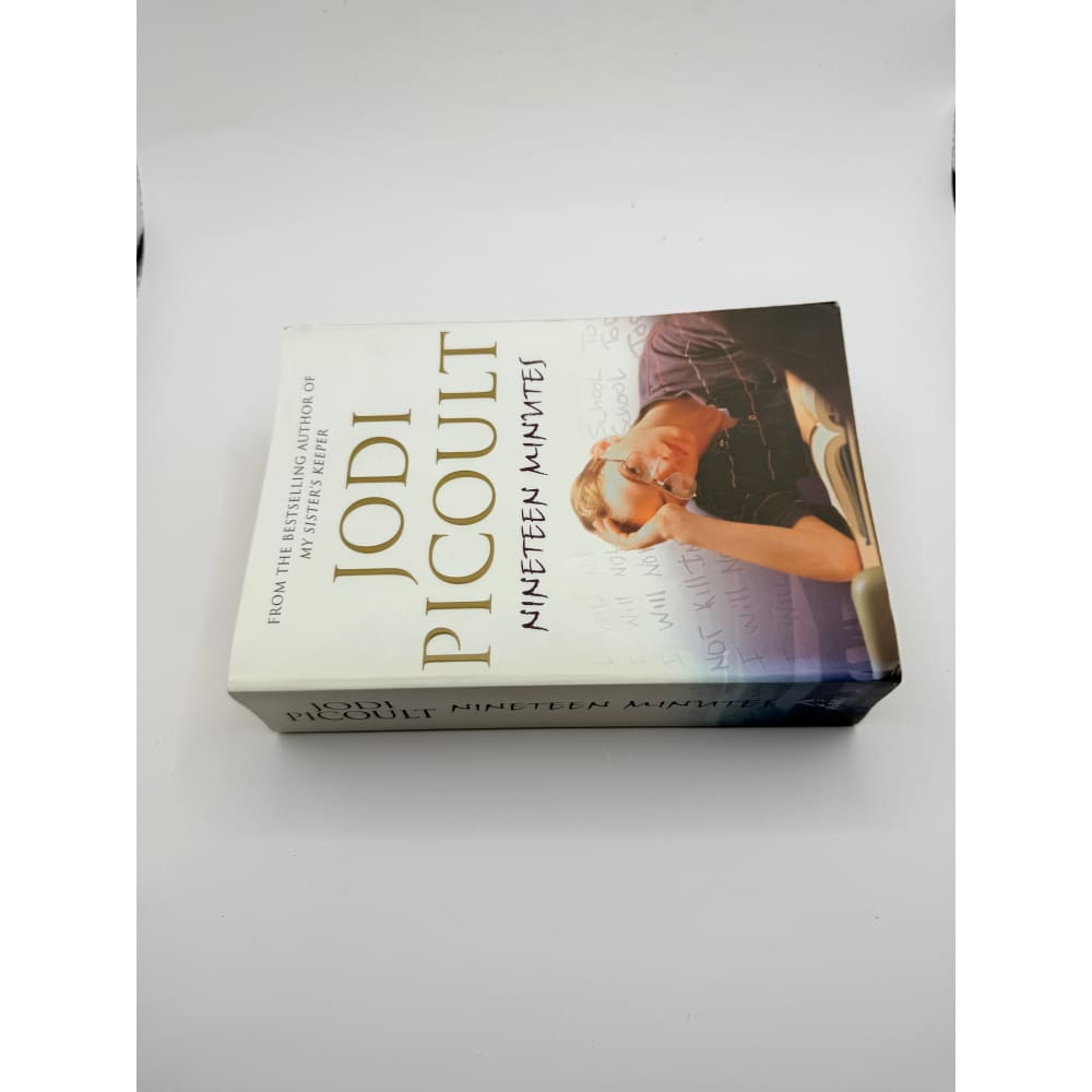 Nineteen minutes by jodi picoult - print books condition: used printed media