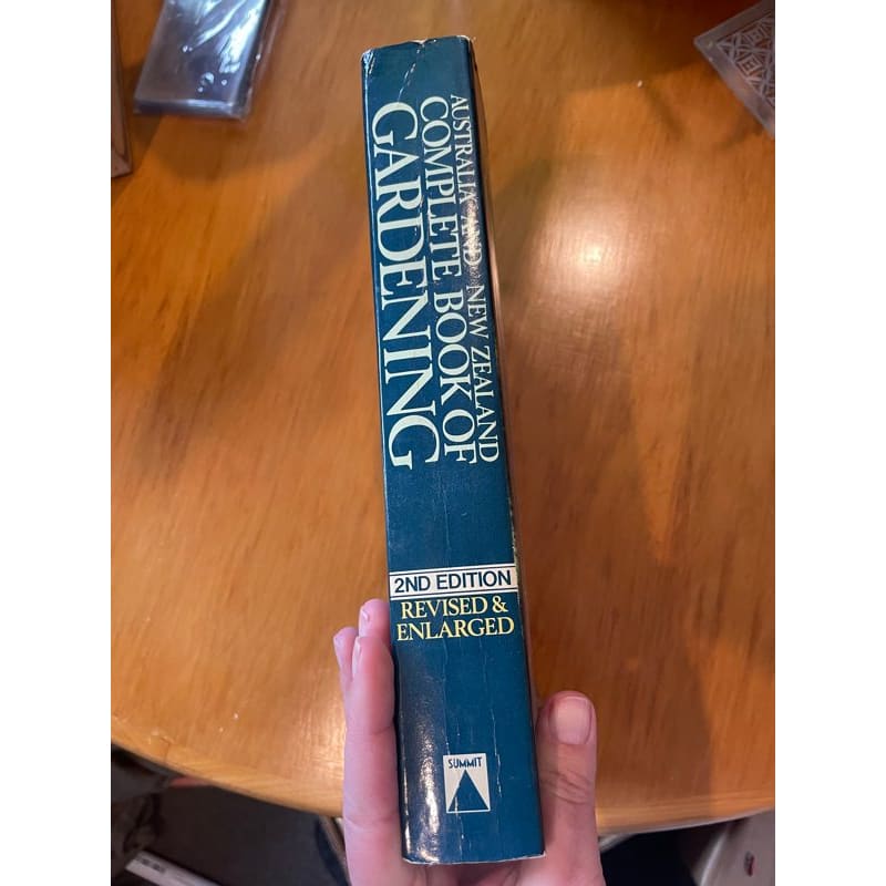 Australia and new zealand complete book of gardening - print books book - clothing & fashion - condition: used