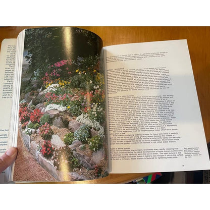 Australia and new zealand complete book of gardening - print books book - clothing & fashion - condition: used