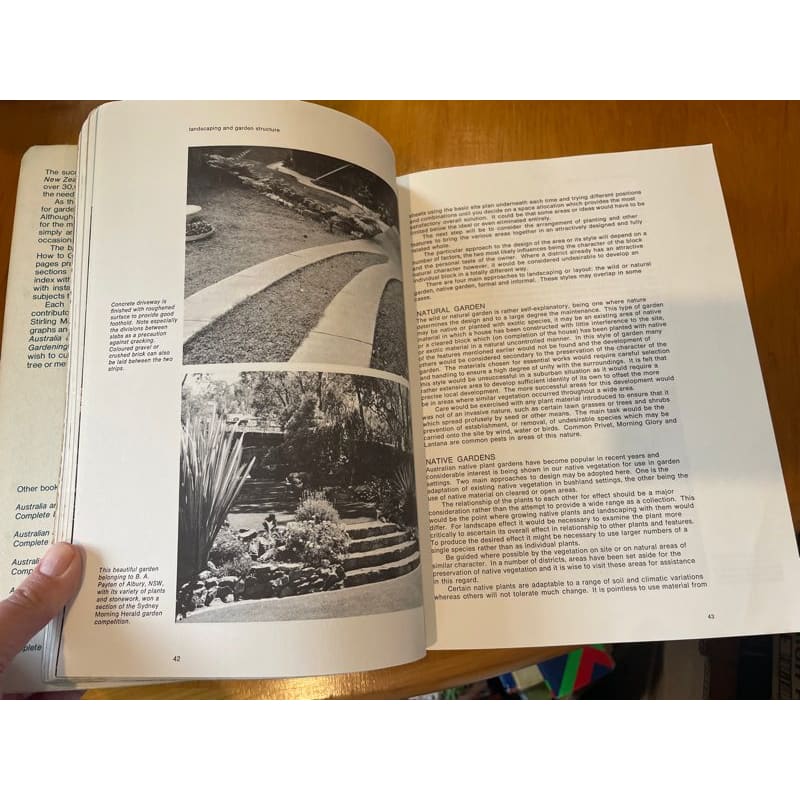 Australia and new zealand complete book of gardening - print books book - clothing & fashion - condition: used