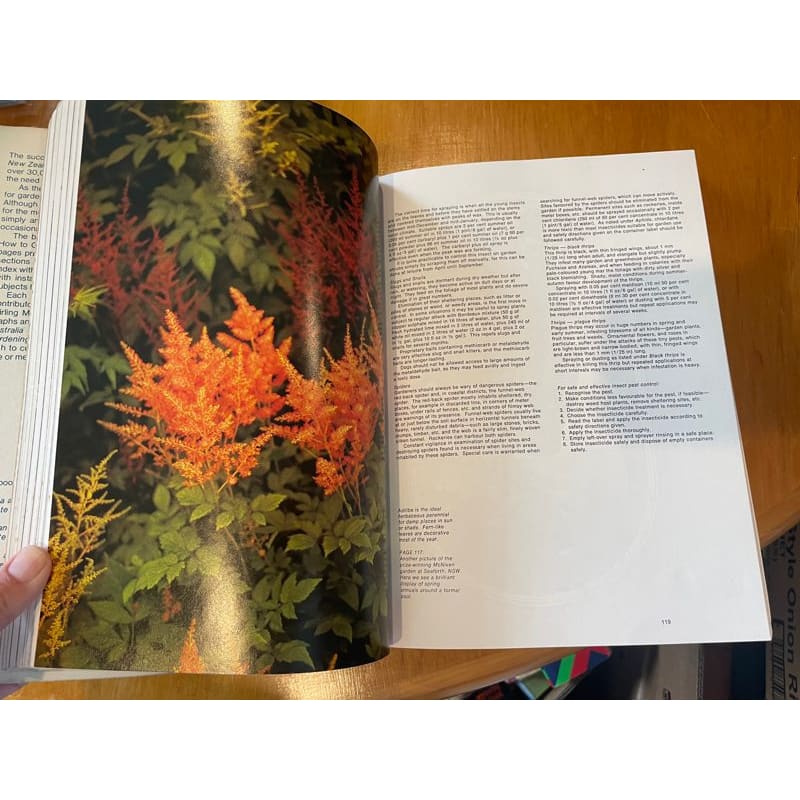 Australia and new zealand complete book of gardening - print books book - clothing & fashion - condition: used