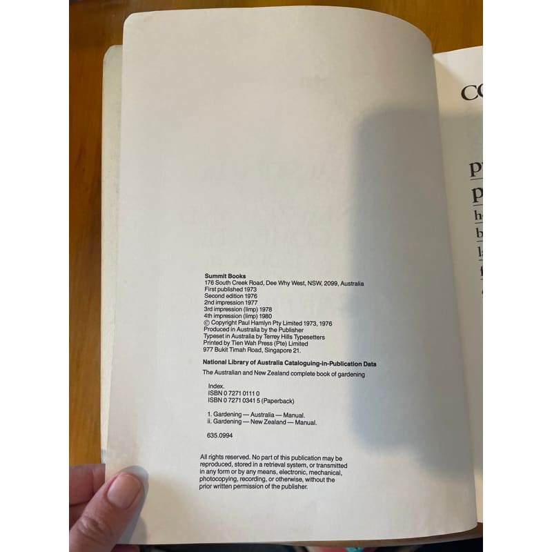 Australia and new zealand complete book of gardening - print books book - clothing & fashion - condition: used