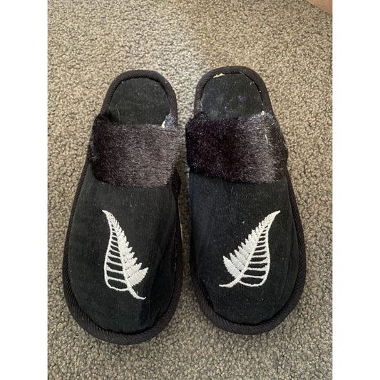 Men’s silver fern slippers – 28cm / size 42 (fits nz 9–10) - brandnew - slippers clothing & fashion - footwear - men