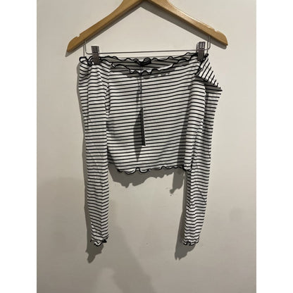 Bnwt prettylittlething size 10 frill edge bardot top - clothing tops clothing & fashion - long sleeve - top women’s