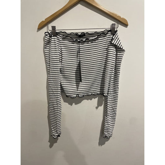 Bnwt prettylittlething size 10 frill edge bardot top - clothing tops clothing & fashion - long sleeve - top women’s