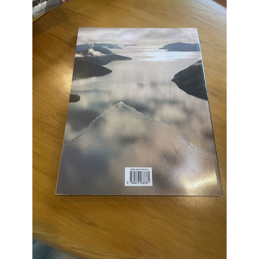 New zealand: land of the long white cloud - graeme matthews - print books book - condition: used - history - travel