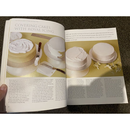 The essential guide to cake decorating - bay books - print books book - condition: used - miscellaneous printed media