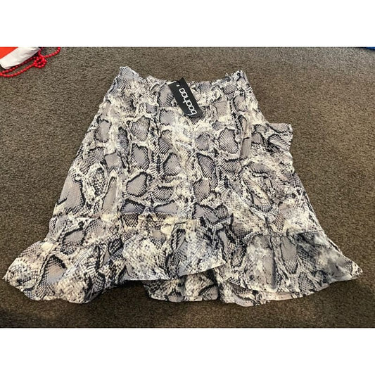 Boohoo size 6 ruffle snakeskin mini skirt - skirts bottom - clothing & fashion - skirt - skirts women’s apparel