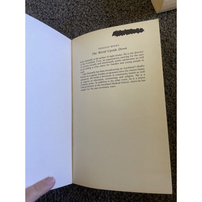 The world upside down - felix donnelly - print books book - condition: used - fiction - society printed media
