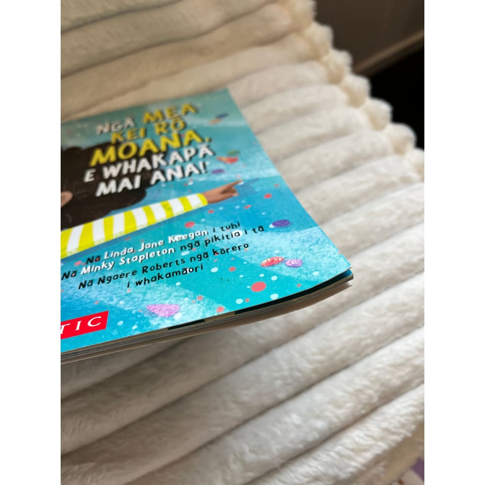 Nga mea kei ro moana e whakapae mai ana! By linda jane keegan - print books printed media