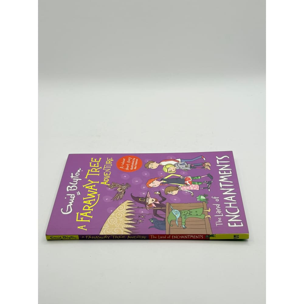 A faraway tree adventure: the land of enchantments by enid blyton - print books printed media