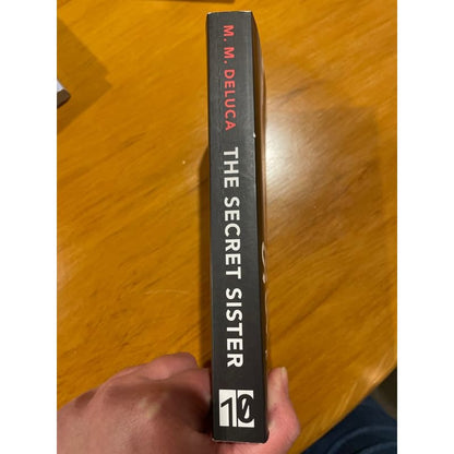 The secret sister - m. M. Deluca - print books book - condition: used - fiction printed media